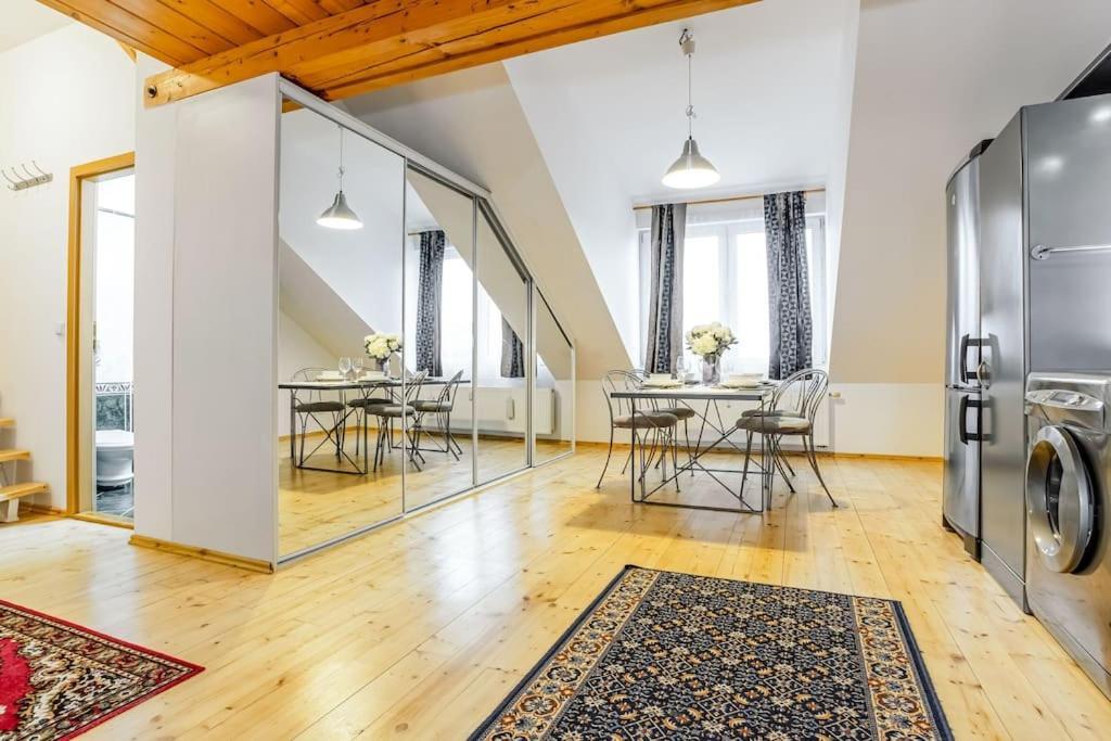Utulny A Prostorny Podkrovni Byt S Krbovymi Kamny Ceske Budejovice Bagian luar foto
